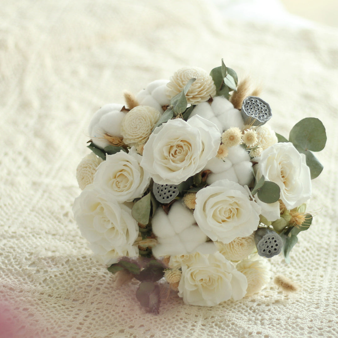Hand Holding Flowers Rose Cotton Wedding Girlfriend Pick Up Kiss