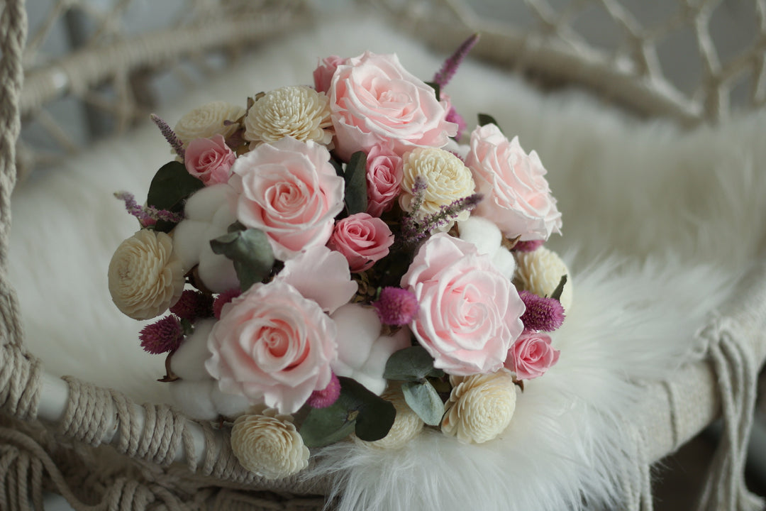 Hand Holding Flowers Rose Cotton Wedding Girlfriend Pick Up Kiss